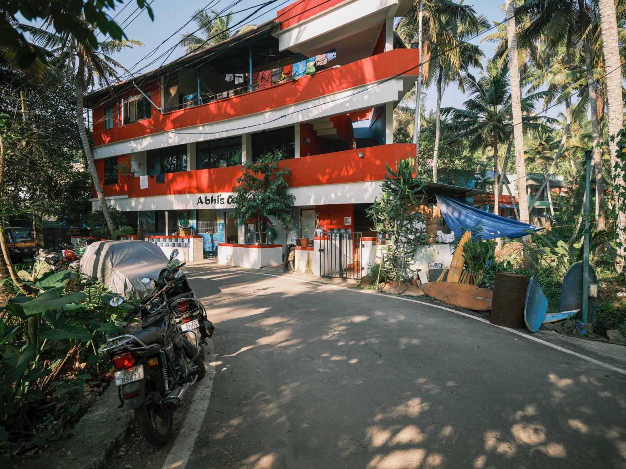 Abhi'S Cafe Avaduthura Kovalam Esterno foto